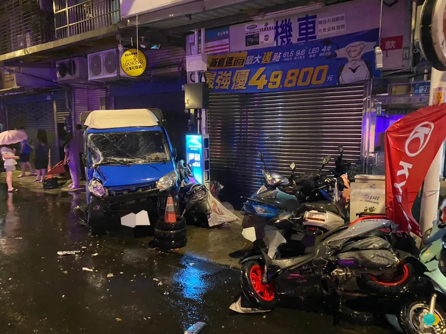 影/三峽慘重事故！醉男駕駛「衝撞11車」　店家、攤車遭殃