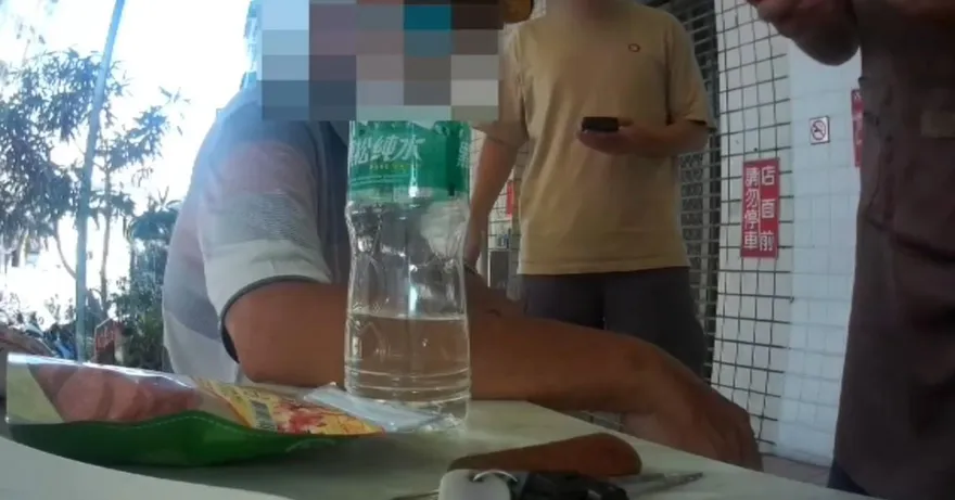 影/金融卡丟草叢就錄取？警扮早餐店員逮64歲詐騙車手