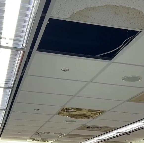 政大教室天花板掉落掀討論！網友質疑前三學府設施安全