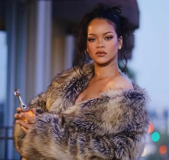 明星光環褪色？蕾哈娜與LV合作慘賠11億　彩妝也遭出脫持股