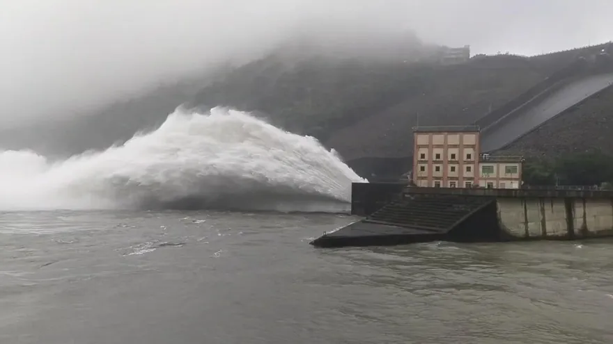 影/大漢溪下游注意！石門水庫逼近滿水位「調節放水」　震撼畫面曝
