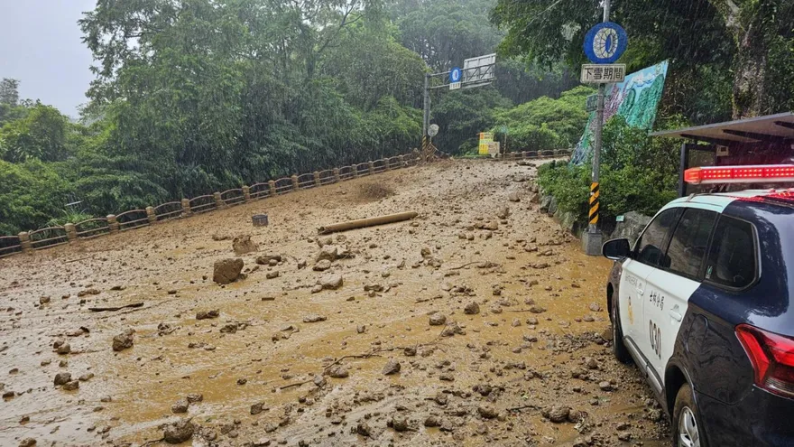 影/陽明山菁山路土石流！車輛遭波及　幸無人傷亡
