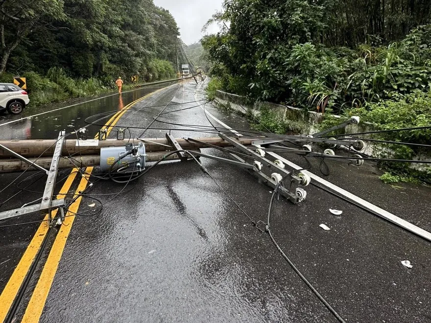 影/砂石車雨天失控撞斷2電桿肇逃！　楊梅、龍潭830戶停電