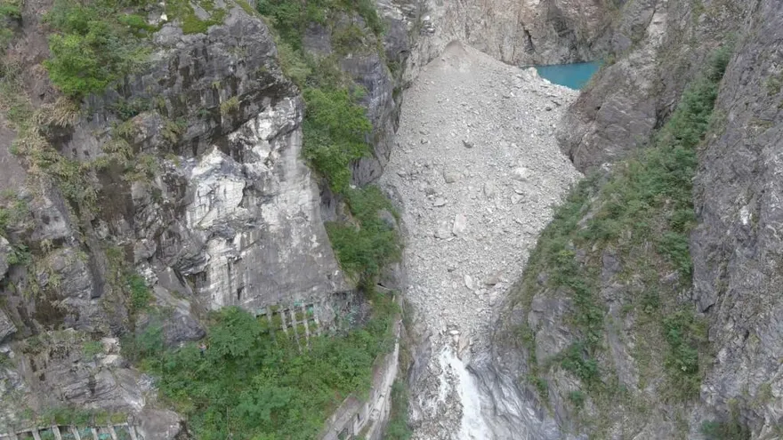 花蓮燕子口堰塞湖紅色警戒！大天祥地區23日停班停課
