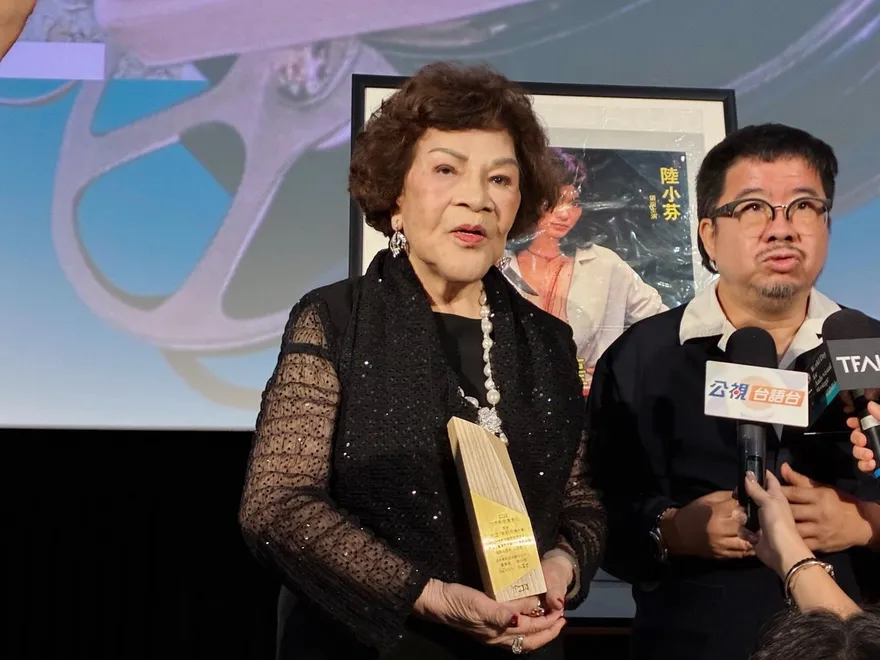 閃兵案連環爆！周遊昔勞軍被封「砲火情人」　喊話：當兵是責任