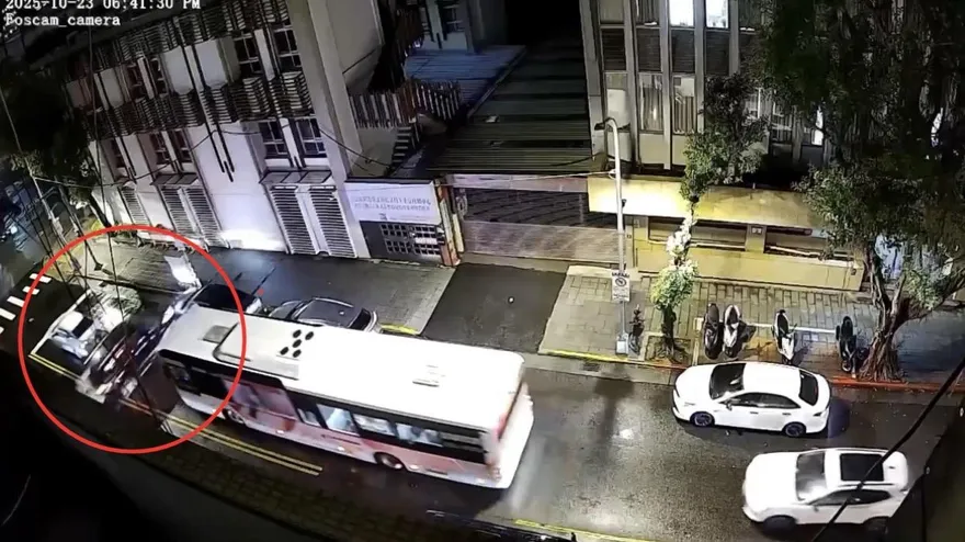 影/開車「高速衝撞」立法院外牆冒煙　柯建銘助理受傷送醫