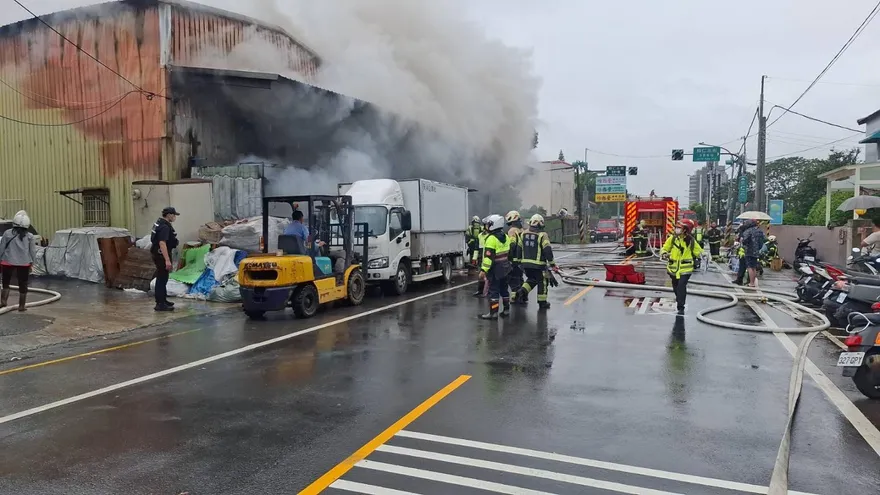 桃園連假前噩耗！倉庫火警2員工失聯　消防證實：皆命喪火窟