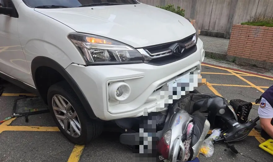 影/無號誌路口未減速！74歲女騎士遭猛撞　全身擦傷急送醫