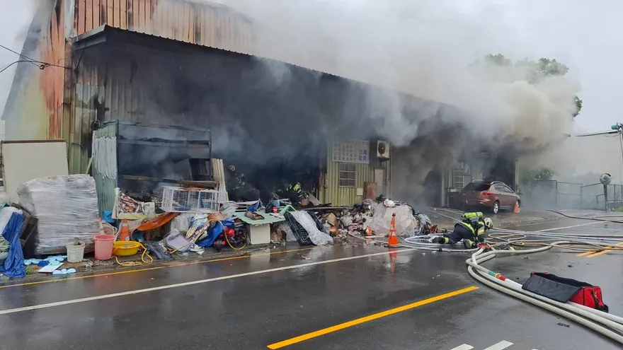 烈焰吞噬桃園工廠！丈夫為救愛妻、貓狗衝回火場　雙雙罹難