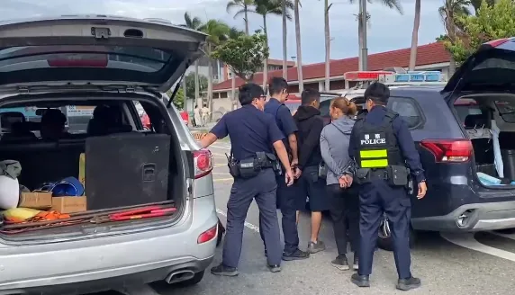 7人塞爆休旅車！警攔下盤查2人跳車狂奔　竟藏4失聯移工