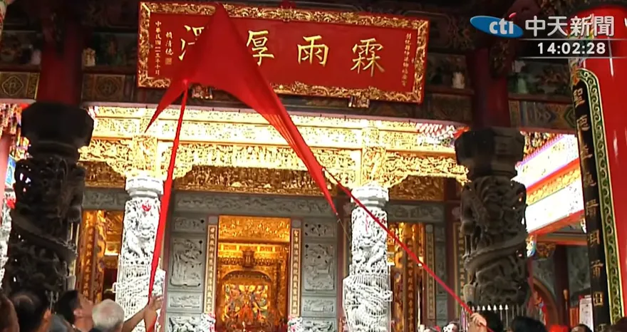 賴清德赴彰化伸港福安宮參香　揭匾時紅布竟卡住了