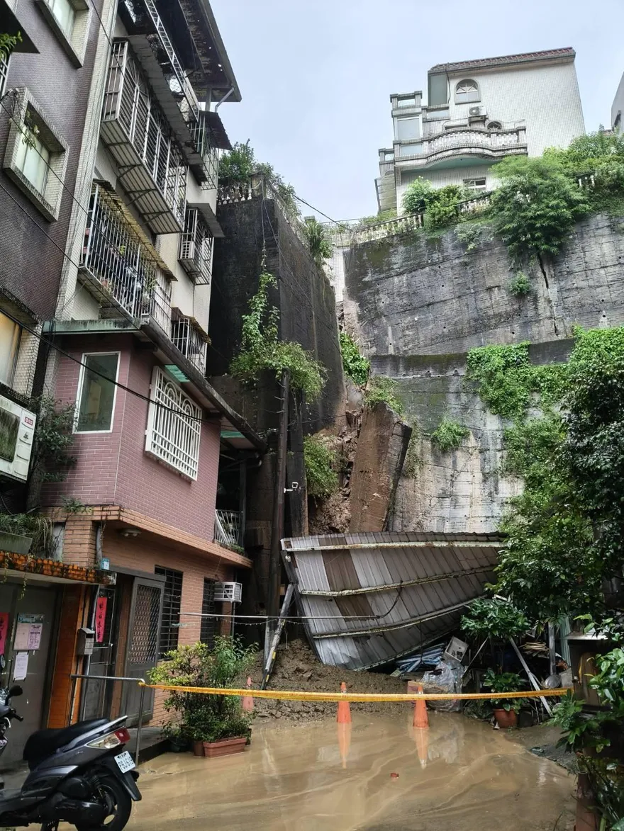 新店社區擋土牆崩！土石沖進巷內　昨夜撤離91名住戶