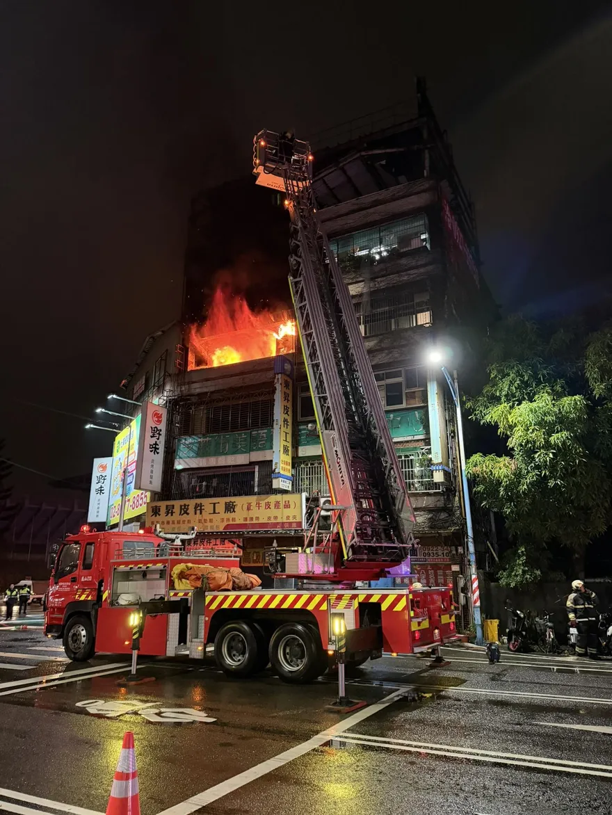 桃園龜山凌晨「民宅四樓竄火舌」　2人預防性送醫