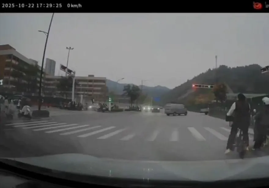 影/轎車「保齡球式」撞湖北小學致1死4傷　官方「晚3天通報」