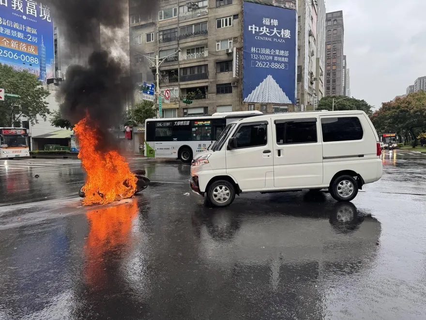 影/北市路口重大車禍　機車燒成火球、騎士腳著火急逃