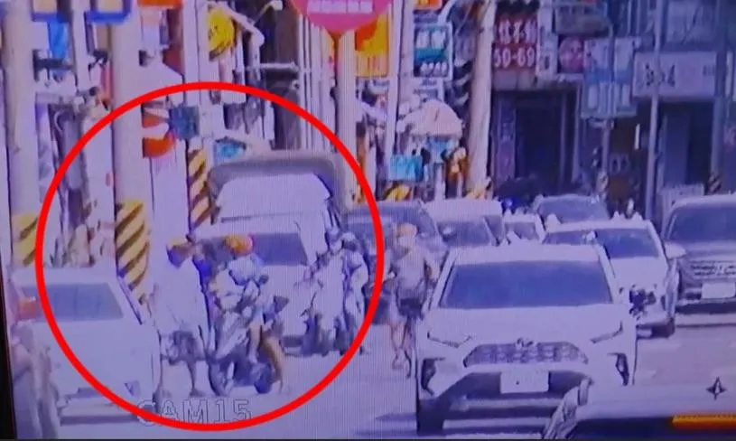 影/高雄載童父爆行車糾紛　阿伯亮30公分鋸子威脅