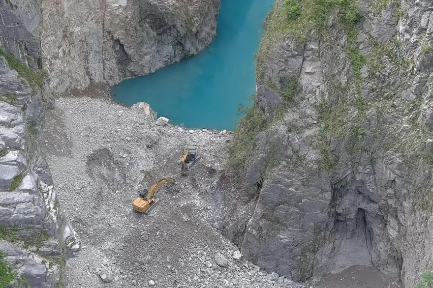 燕子口堰塞湖今早開挖引流　林保署籲：勿靠近立霧溪下游