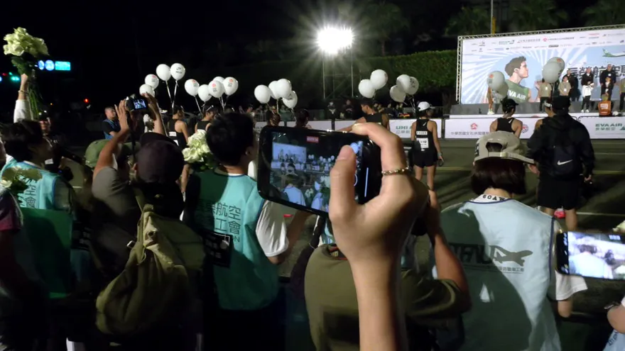 影/長榮馬拉松爆大規模示威！工會成員高舉「請假無罪」標語