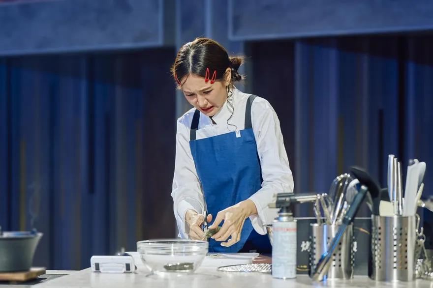 安心亞《星廚之戰》抽蝦腸崩潰尖叫　遭林予晞吐槽：她的一大步