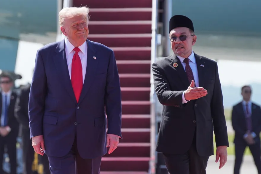 影/川普亞洲行登場！首站抵大馬首相親迎　手舞足蹈畫面曝光