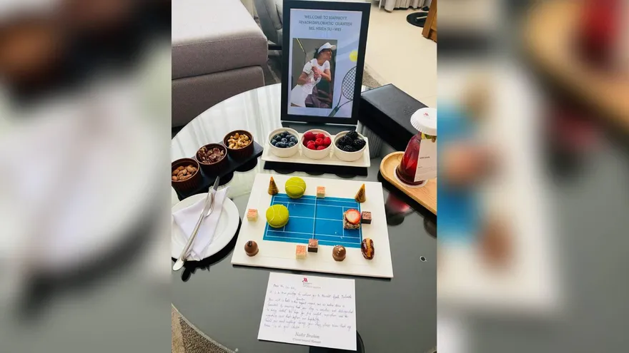 謝淑薇入住飯店傻眼！迎賓禮如供桌　網友笑翻：有神快拜