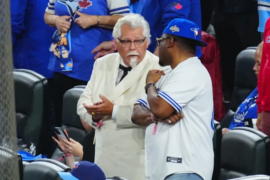 MLB/肯德基爺爺也來了！世界大賽現身　網：害大家分心