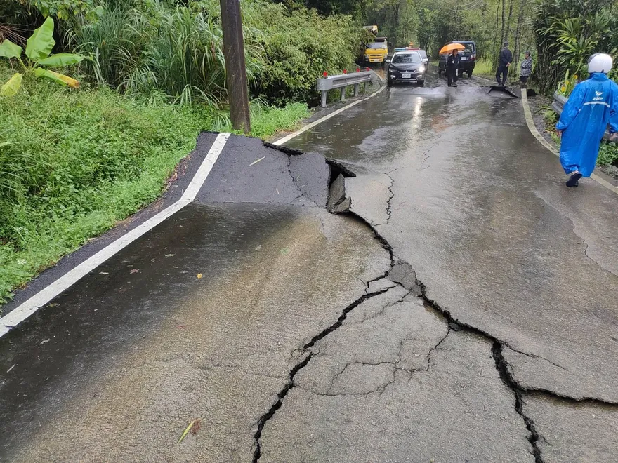 雙溪連日大雨！驚現土石流、道路崩裂　警方緊急封鎖現場