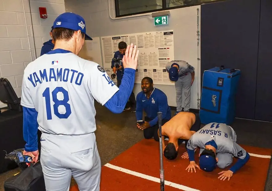 MLB/有神快拜！佐佐木朗希「土下座」致敬山本由伸　眾人驚呆