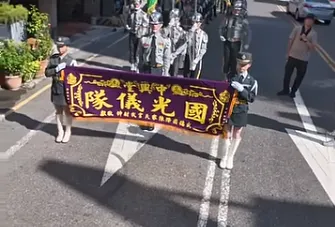 影/最狂廟會！國光儀隊操槍洗腦神曲《沒出息》　網驚：帥炸