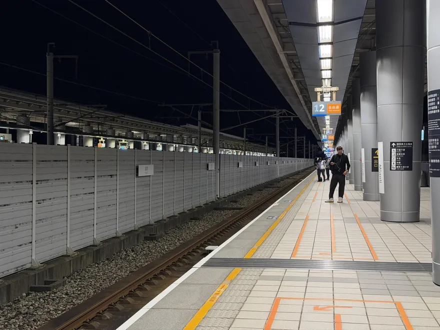 帽子眼鏡掉鐵軌！高鐵員工4小時送回　失主敬佩：效率驚奇