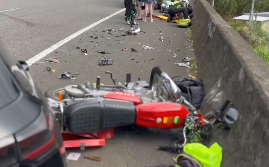 影/22歲男開福斯GTI跨雙黃線釀對撞！　19歲騎士噴飛