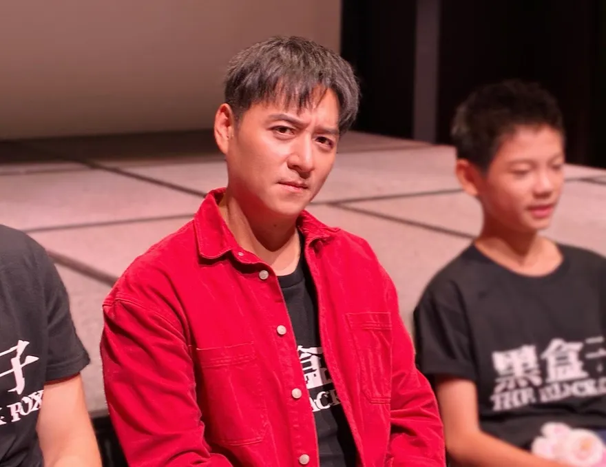 19歲就入伍！鄭人碩昔當憲兵站崗總統府　喊李李仁「學長」