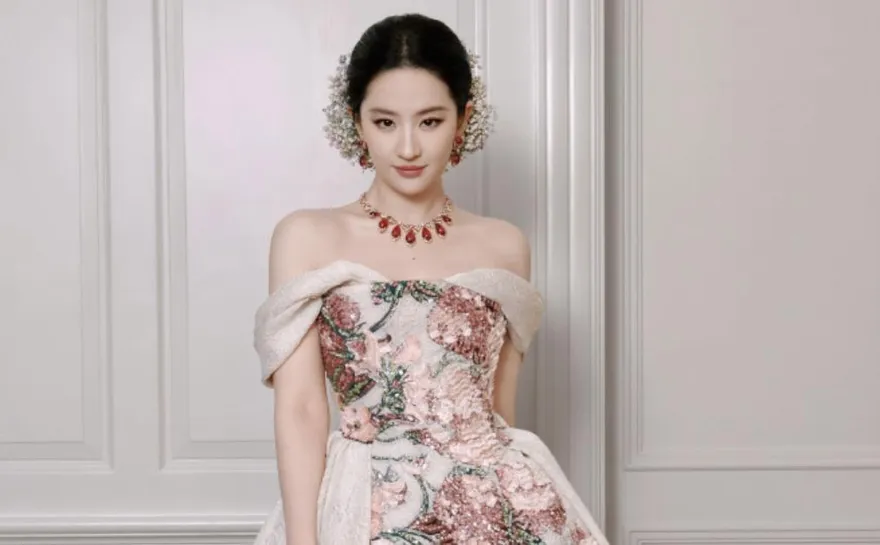 劉亦菲走秀「珠寶手鏈突斷開」　超神反應驚呼網：教科書等級