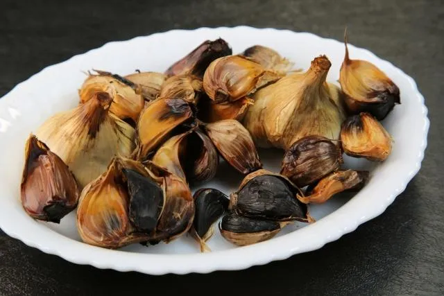 「黑蒜」比生蒜多酚高4倍！每天1至3瓣助排毒護肝