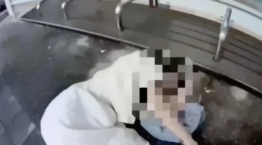 影/北市女公車站旁突昏倒　護理師女警神救援