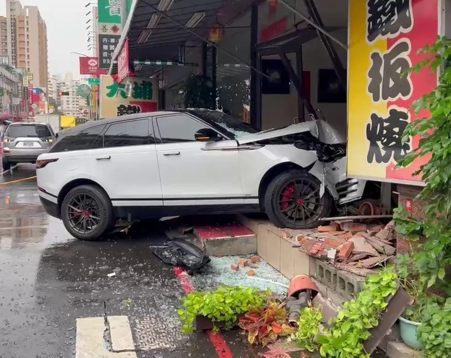 男子中刀駕車撞店慘死！台中檢相驗：初步排除他殺可能