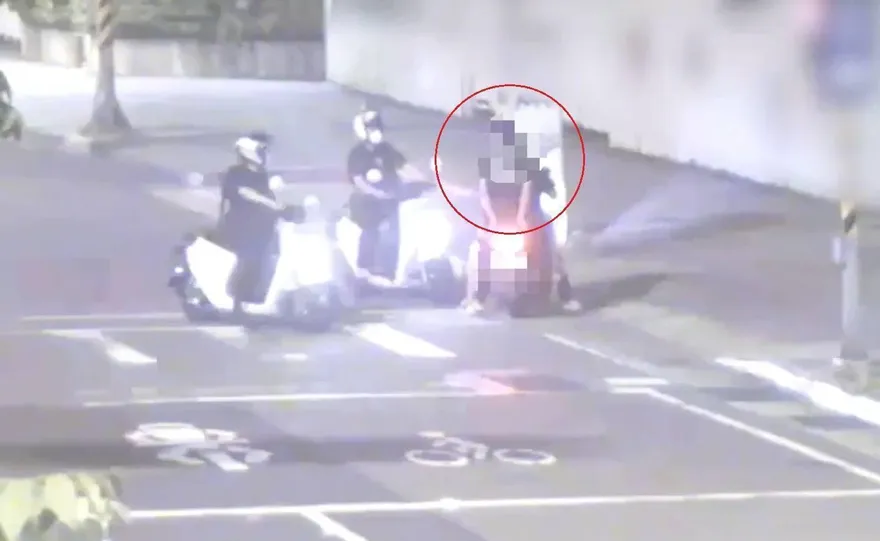 影/南港警攔查乘客未戴安全帽　駕駛藏毒太緊張露餡了