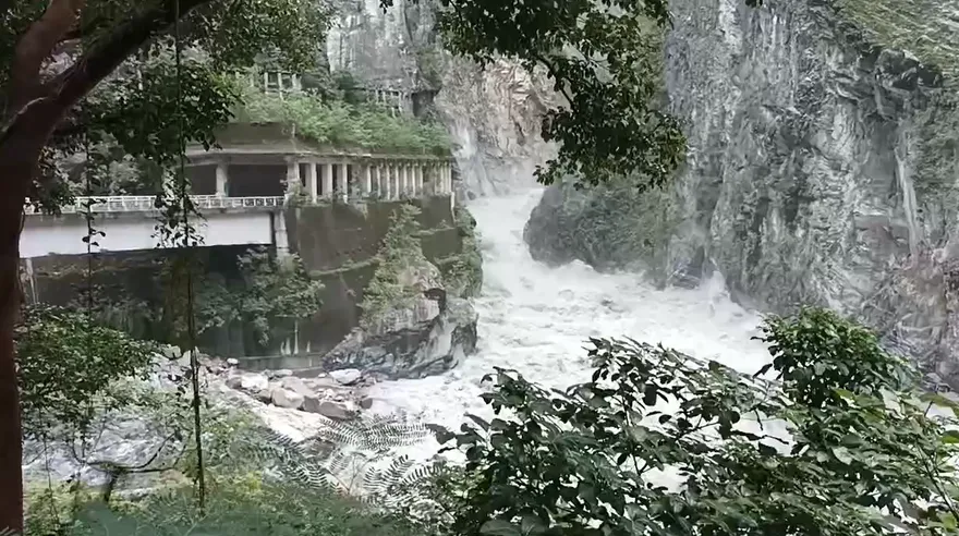 影/燕子口堰塞湖壩體沖刷持續潰決　勿靠近立霧溪下游