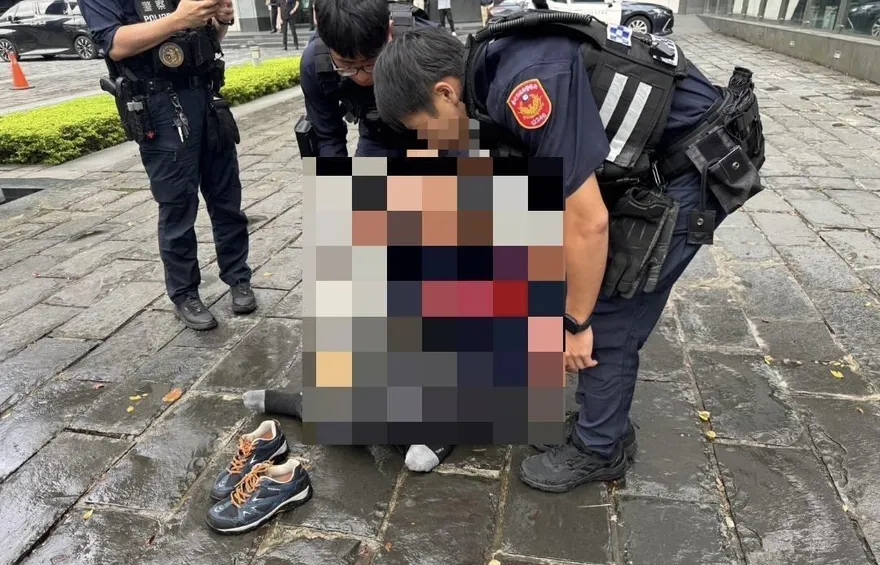 影/北市男點煙火、抱瓦斯桶衝電視台與警對峙　警逮人送辦