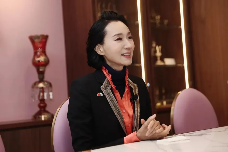 歌后淚別美聲天后！鄭怡悲慟透露坣娜「老公身旁離世」