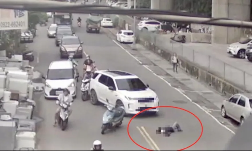 影/三重爆行車糾紛剪車躺路中　警開單最重罰3萬6