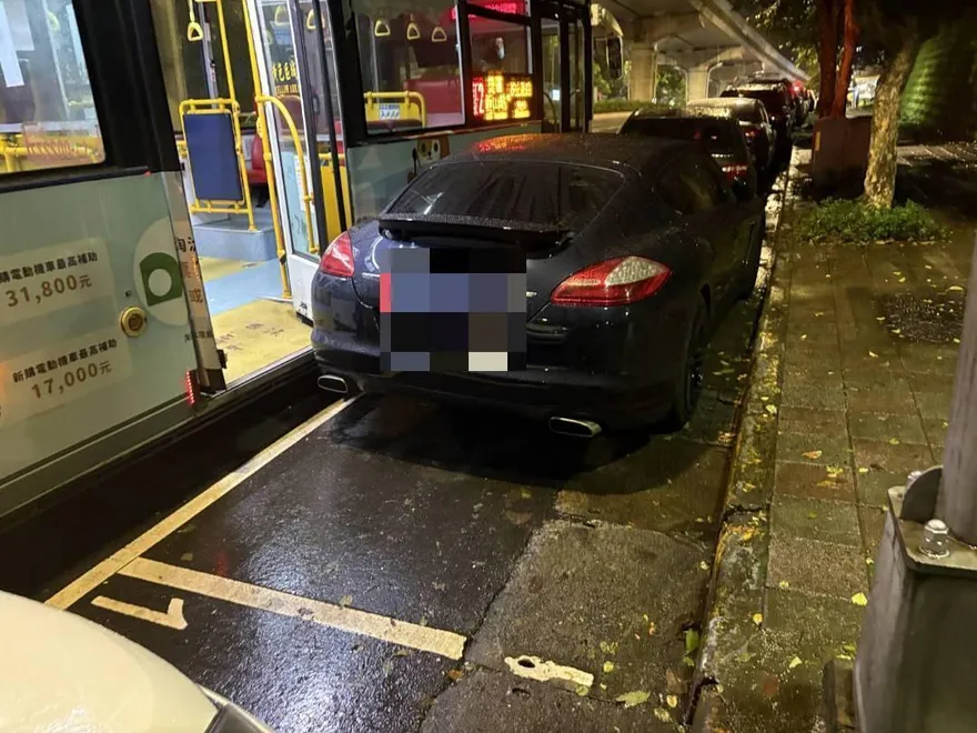影/內湖公車爆胎「刮到」千萬保時捷　網：司機應該當場去世