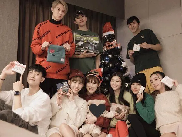 王子拿「綠帽」在范姜彥豐頭頂合照　網朝聖：好扯