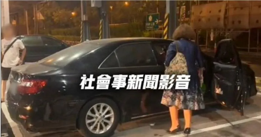 布丁惹的禍！婦人嗆鄰車乘客「偷吃」　警察在車底找到了