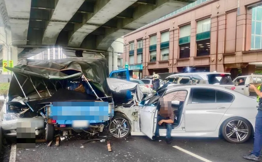 影/新北大道3車連環撞疑毒駕釀禍　2駕駛受困3人送醫