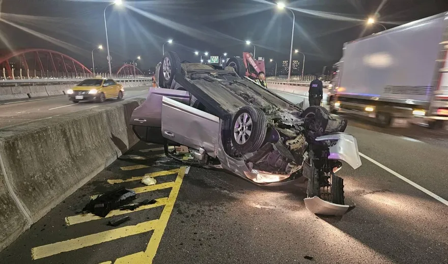 新北三鶯大橋轎車自撞翻車　2人受傷送醫