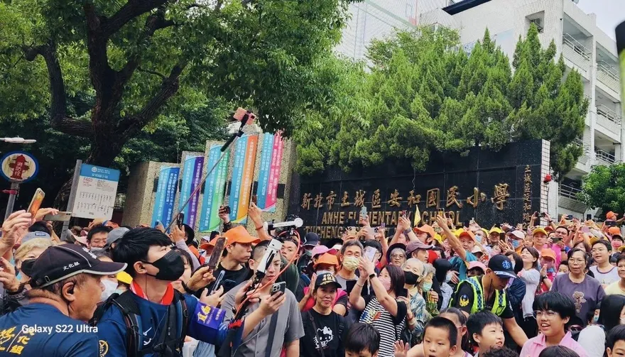 「粉紅超跑」進新北！一早到學校看小朋友　師生驚喜鑽轎底