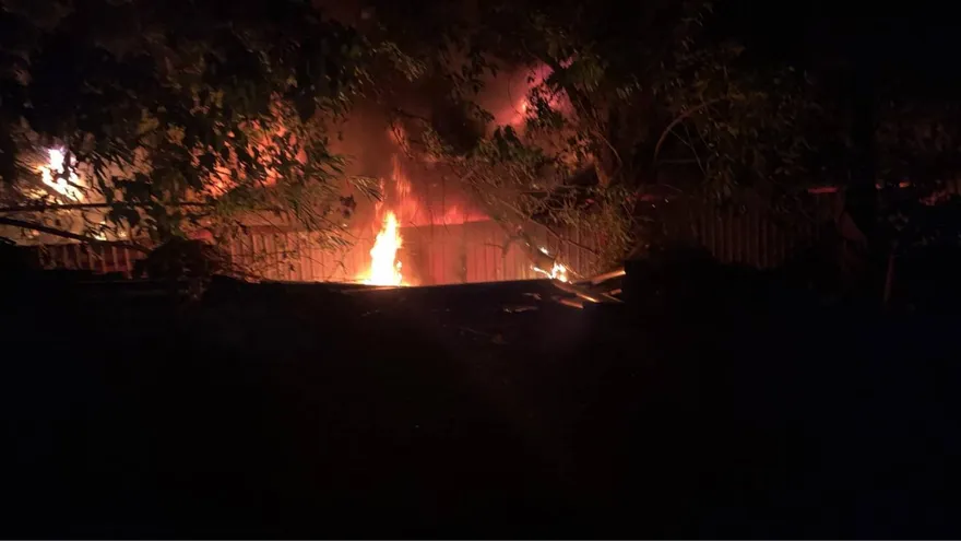 士林廢棄工廠狂燒2.5小時　燒毀輪胎雜物無人傷亡