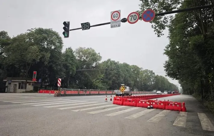 天沒亮趕路！陸客車疑「視線不良」　狠撞路邊貨櫃車釀6死