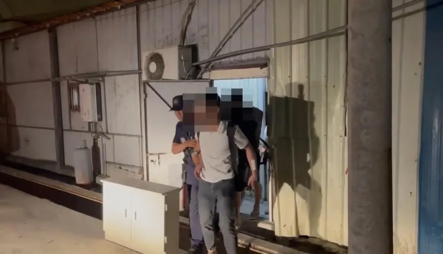 影/高雄歇業小吃部變身越式KTV開毒趴　警攻堅逮38人